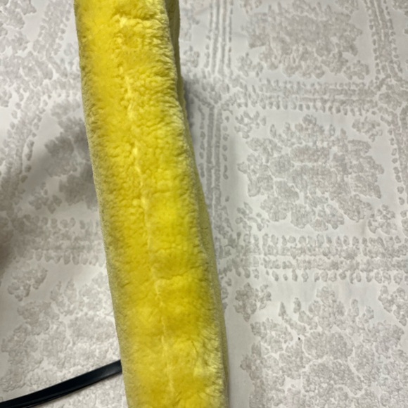 SOLD ! Fluffy yellow faux fur clutch by Zara - Picture 8 of 12